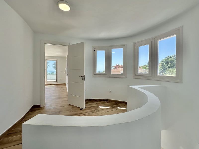 5 bedroom Villa for sale in Mijas Costa with pool garage - € 945,000 (Ref: 9935856)