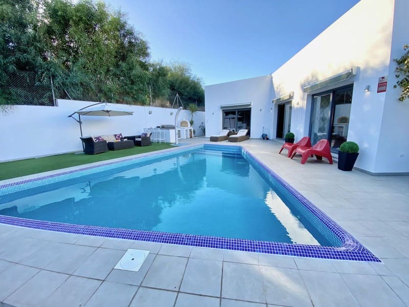 4 soveværelse Villa til salg i Mijas Costa med swimmingpool - € 2.200.000 (Ref: 9935857)