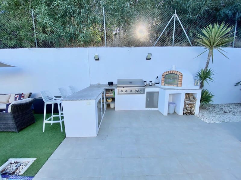 4 soveværelse Villa til salg i Mijas Costa med swimmingpool - € 2.200.000 (Ref: 9935857)