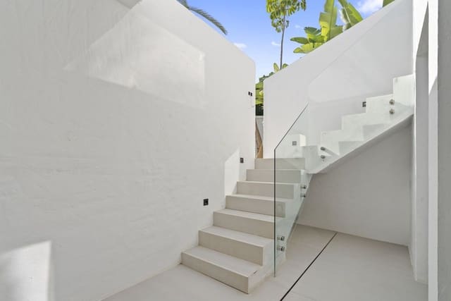 4 quarto Apartamento para venda em El Paraiso, Estepona com piscina garagem - 895 000 € (Ref: 9935871)