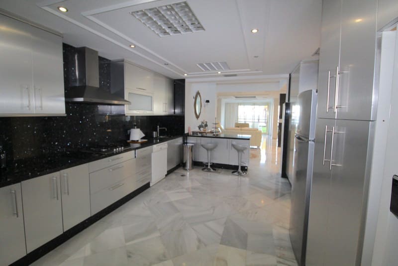 4 Zimmer Strandapartment zu verkaufen in Puerto Banus mit Pool Garage - 4.800.000 € (Ref: 9935934)