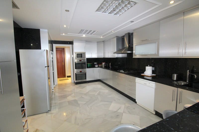 4 Zimmer Strandapartment zu verkaufen in Puerto Banus mit Pool Garage - 4.800.000 € (Ref: 9935934)
