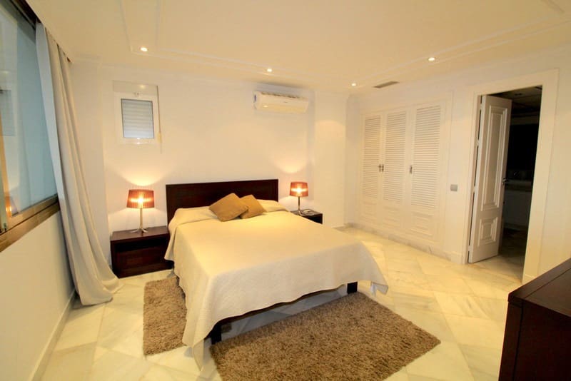 4 Zimmer Strandapartment zu verkaufen in Puerto Banus mit Pool Garage - 4.800.000 € (Ref: 9935934)