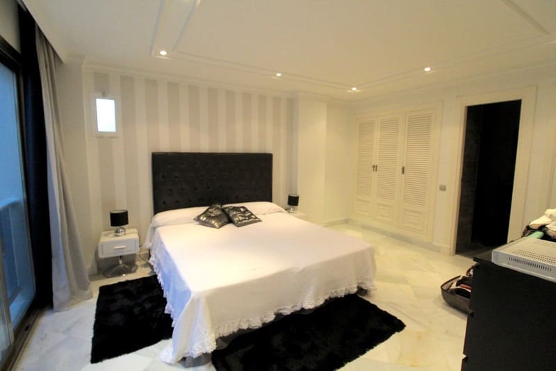 4 Zimmer Strandapartment zu verkaufen in Puerto Banus mit Pool Garage - 4.800.000 € (Ref: 9935934)