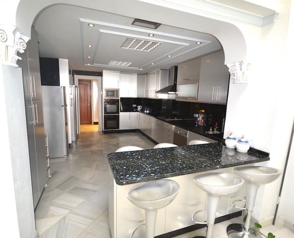 4 quarto Apartamento de Praia para venda em Puerto Banus, Marbella com piscina garagem - 4 800 000 € (Ref: 9935934)
