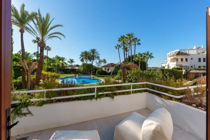 4 bedroom Apartment for sale in Nueva Andalucia with pool garage - € 2,545,000 (Ref: 9935943)