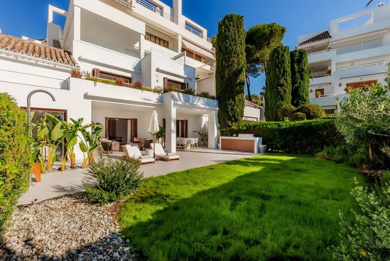 4 bedroom Apartment for sale in Nueva Andalucia with pool garage - € 2,545,000 (Ref: 9935943)