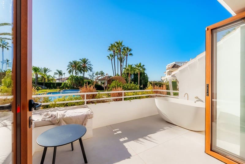4 bedroom Apartment for sale in Nueva Andalucia with pool garage - € 2,545,000 (Ref: 9935943)