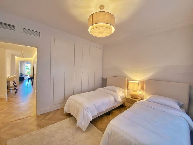 3 soveværelse Strandlejlighed til salg i New Golden Mile med swimmingpool garage - € 1.050.000 (Ref: 9935951)