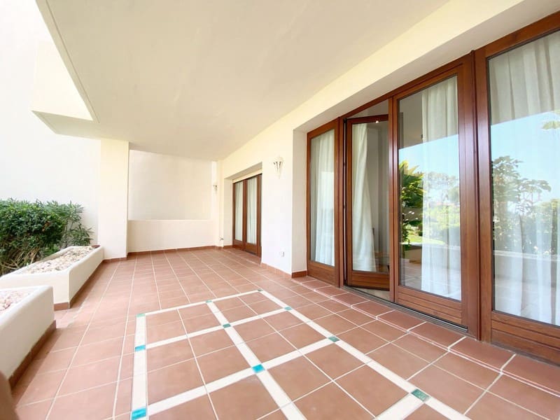 3 soveværelse Strandlejlighed til salg i New Golden Mile med swimmingpool garage - € 1.050.000 (Ref: 9935951)