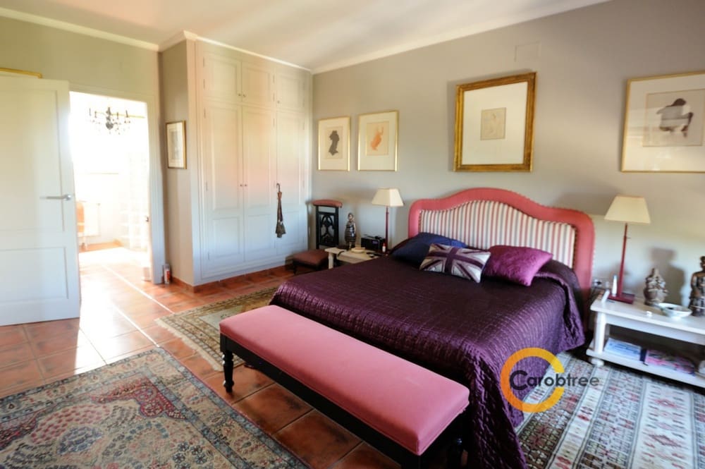 4 soveværelse Villa til salg i Calig med swimmingpool garage - € 565.000 (Ref: 3515546)