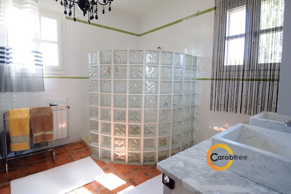 4 soveværelse Villa til salg i Calig med swimmingpool garage - € 565.000 (Ref: 3515546)