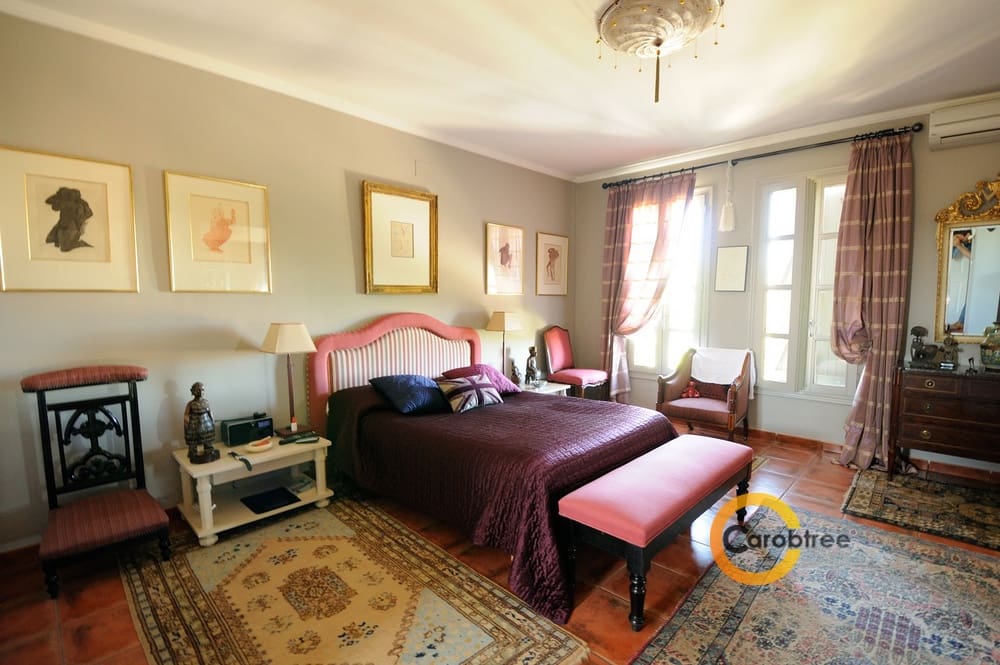 4 soveværelse Villa til salg i Calig med swimmingpool garage - € 565.000 (Ref: 3515546)