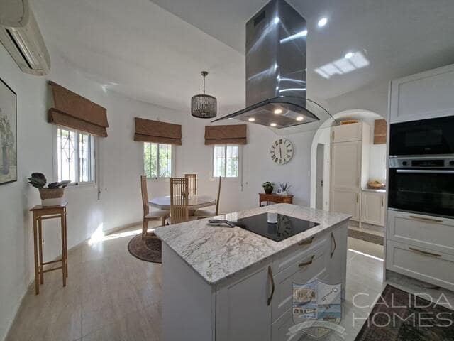 5 bedroom Villa for sale in Arboleas with pool garage - € 445,000 (Ref: 10037785)