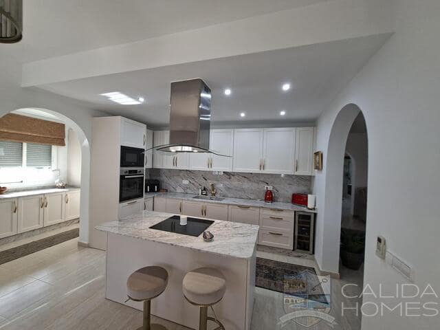 5 bedroom Villa for sale in Arboleas with pool garage - € 445,000 (Ref: 10037785)