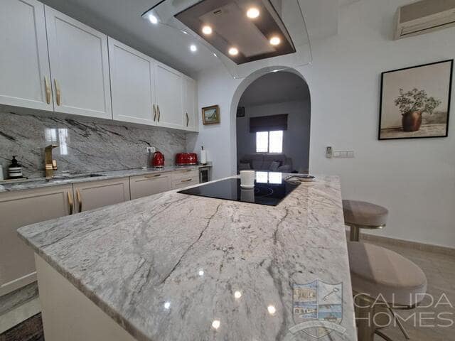 5 bedroom Villa for sale in Arboleas with pool garage - € 445,000 (Ref: 10037785)