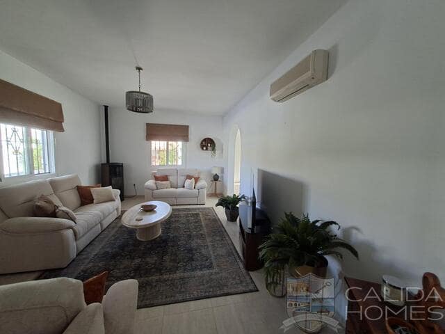 5 bedroom Villa for sale in Arboleas with pool garage - € 445,000 (Ref: 10037785)