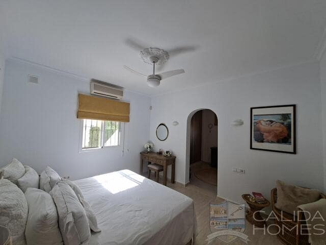 5 bedroom Villa for sale in Arboleas with pool garage - € 445,000 (Ref: 10037785)