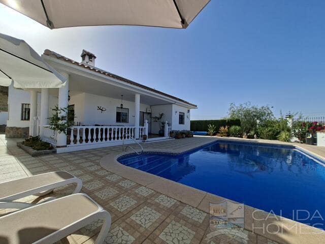 5 bedroom Villa for sale in Arboleas with pool garage - € 445,000 (Ref: 10037785)