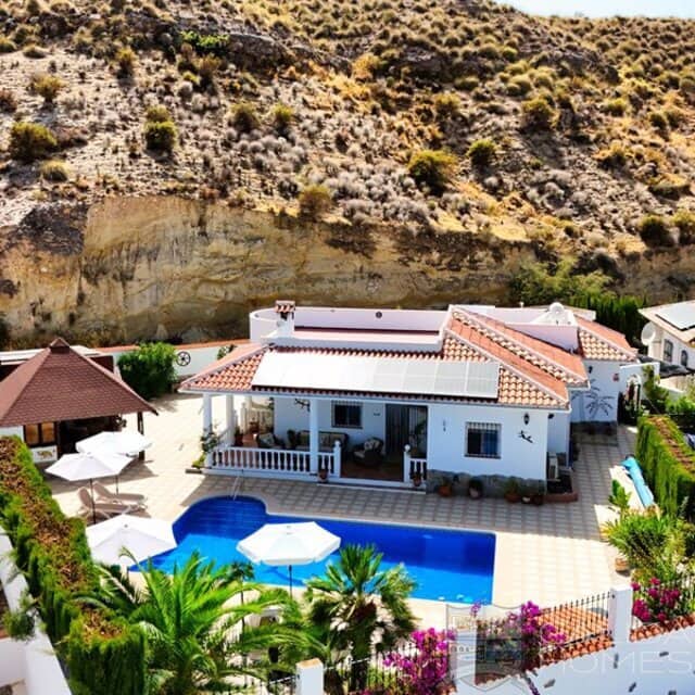 5 bedroom Villa for sale in Arboleas with pool garage - € 445,000 (Ref: 10037785)
