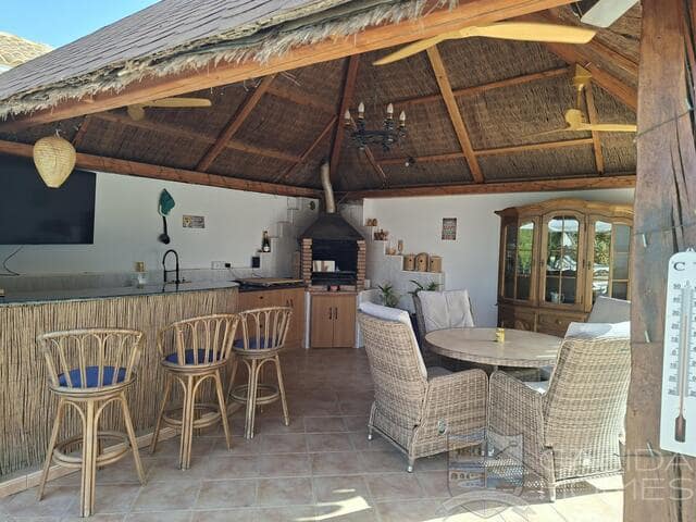5 bedroom Villa for sale in Arboleas with pool garage - € 445,000 (Ref: 10037785)