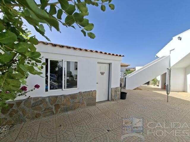 5 bedroom Villa for sale in Arboleas with pool garage - € 445,000 (Ref: 10037785)