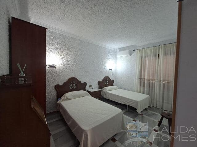 Chalet de 5 habitaciones en Cúllar en venta con piscina garaje - 274.950 € (Ref: 10081537)