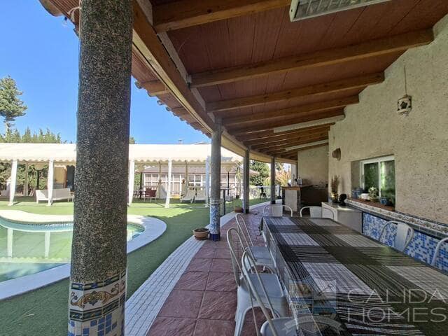 Chalet de 5 habitaciones en Cúllar en venta con piscina garaje - 274.950 € (Ref: 10081537)