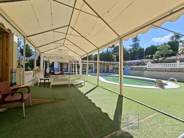 Chalet de 5 habitaciones en Cúllar en venta con piscina garaje - 274.950 € (Ref: 10081537)