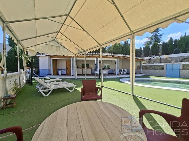 Chalet de 5 habitaciones en Cúllar en venta con piscina garaje - 274.950 € (Ref: 10081537)