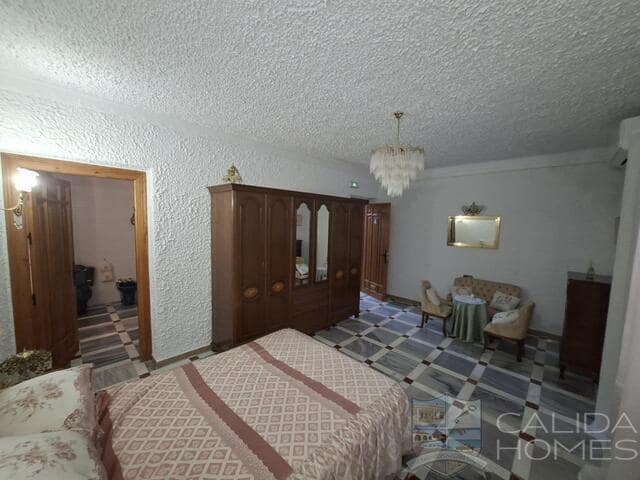 Chalet de 5 habitaciones en Cúllar en venta con piscina garaje - 274.950 € (Ref: 10081537)