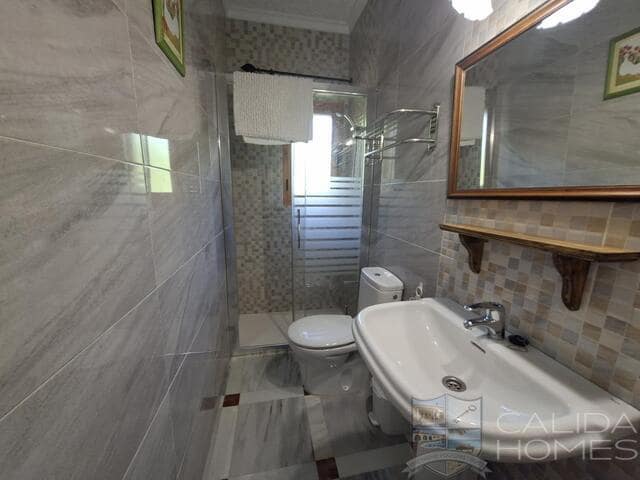 Chalet de 5 habitaciones en Cúllar en venta con piscina garaje - 274.950 € (Ref: 10081537)