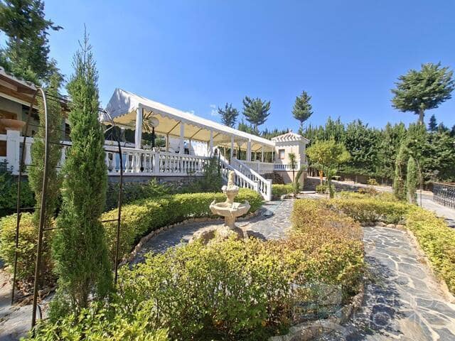 Chalet de 5 habitaciones en Cúllar en venta con piscina garaje - 274.950 € (Ref: 10081537)
