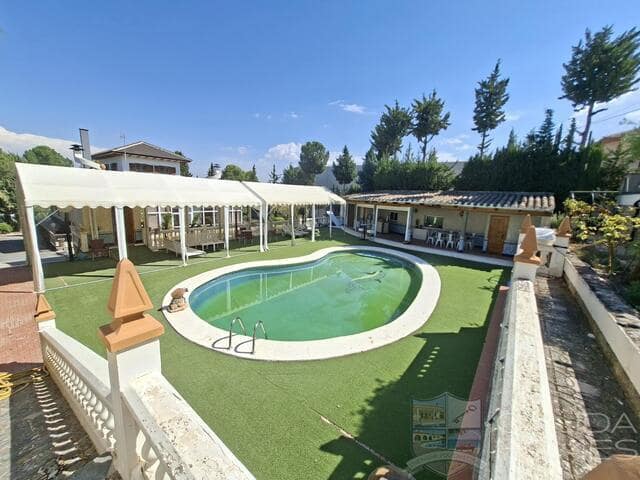 Chalet de 5 habitaciones en Cúllar en venta con piscina garaje - 274.950 € (Ref: 10081537)