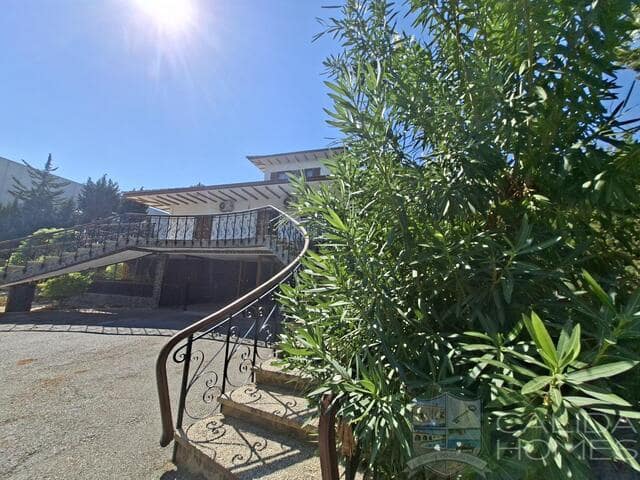 Chalet de 5 habitaciones en Cúllar en venta con piscina garaje - 274.950 € (Ref: 10081537)
