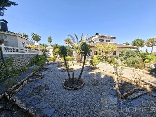 Chalet de 5 habitaciones en Cúllar en venta con piscina garaje - 274.950 € (Ref: 10081537)