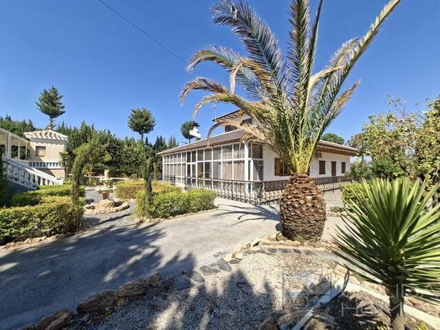 Chalet de 5 habitaciones en Cúllar en venta con piscina garaje - 274.950 € (Ref: 10081537)