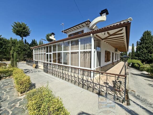 Chalet de 5 habitaciones en Cúllar en venta con piscina garaje - 274.950 € (Ref: 10081537)