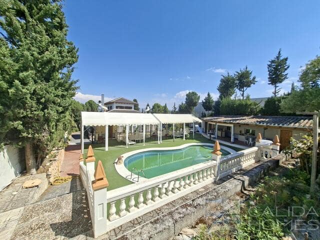 Chalet de 5 habitaciones en Cúllar en venta con piscina garaje - 274.950 € (Ref: 10081537)