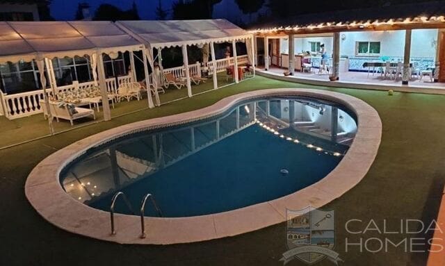 Chalet de 5 habitaciones en Cúllar en venta con piscina garaje - 274.950 € (Ref: 10081537)
