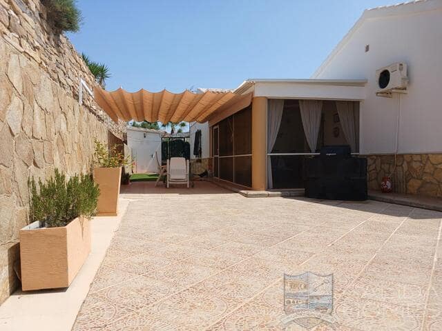 Chalet de 3 habitaciones en Arboleas en venta con piscina garaje - 254.950 € (Ref: 9033276)