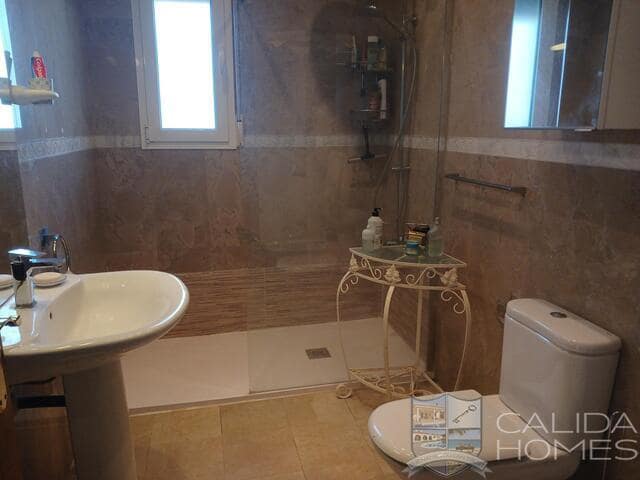 4 bedroom Villa for sale in Arboleas with pool - € 299,950 (Ref: 9495524)