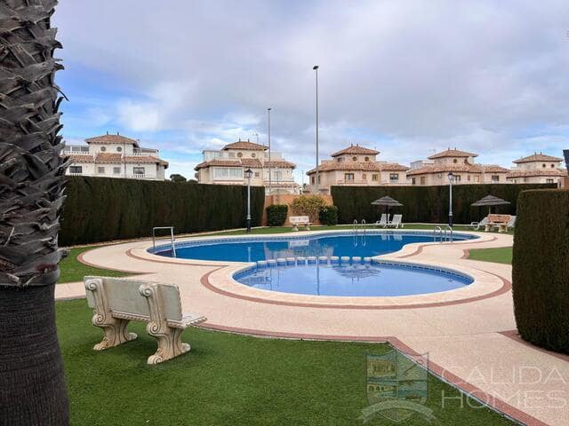 2 soveværelse Villa til salg i Orihuela Costa med swimmingpool - € 179.950 (Ref: 9532161)