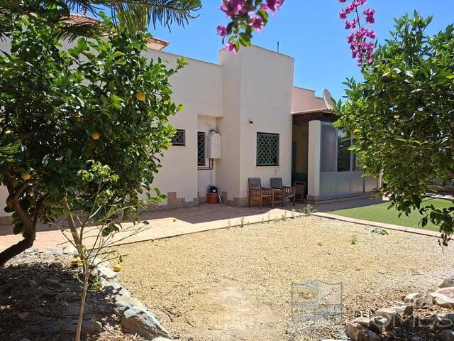 3 bedroom Villa for sale in La Alfoquia with pool garage - € 185,000 (Ref: 9538670)