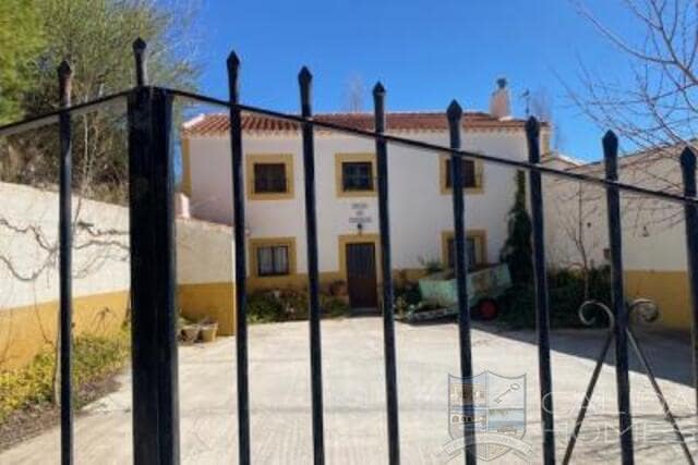 6 bedroom Finca/Country House for sale in Velez-Blanco with garage - € 219,900 (Ref: 9722624)