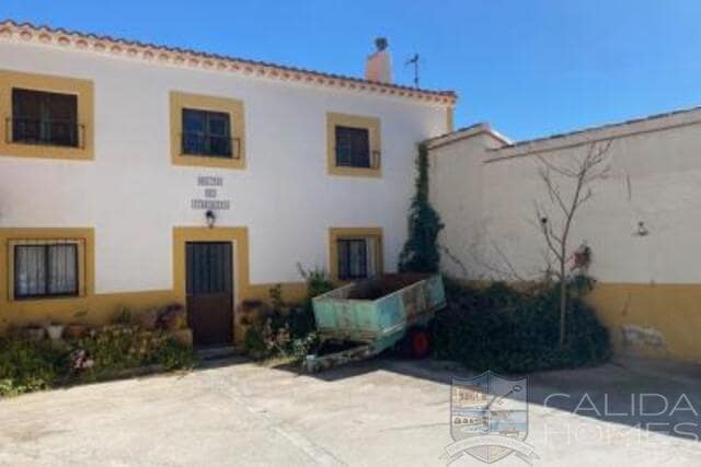 6 bedroom Finca/Country House for sale in Velez-Blanco with garage - € 219,900 (Ref: 9722624)