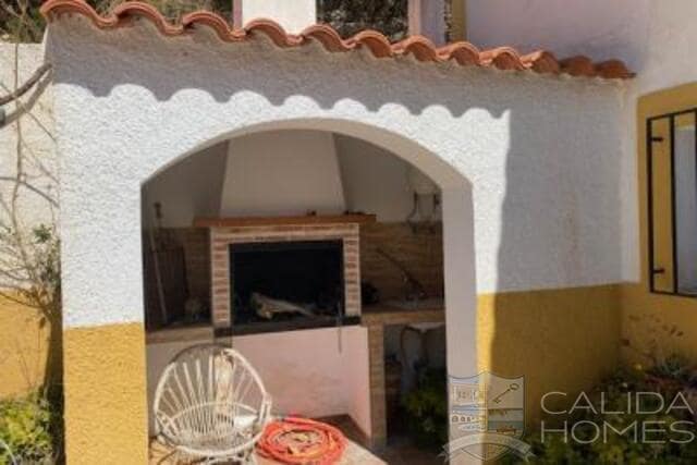 6 bedroom Finca/Country House for sale in Velez-Blanco with garage - € 219,900 (Ref: 9722624)