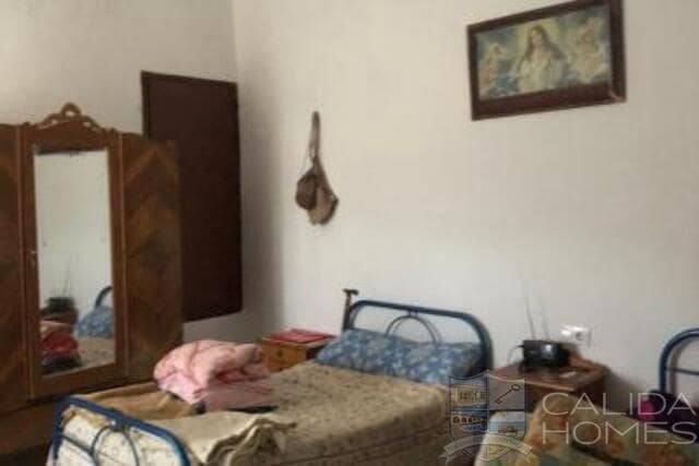 6 bedroom Finca/Country House for sale in Velez-Blanco with garage - € 219,900 (Ref: 9722624)