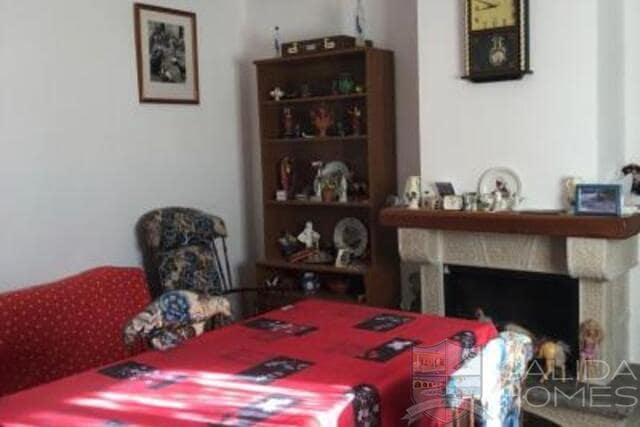 6 bedroom Finca/Country House for sale in Velez-Blanco with garage - € 219,900 (Ref: 9722624)