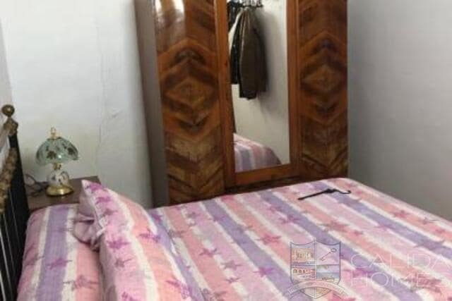 6 bedroom Finca/Country House for sale in Velez-Blanco with garage - € 219,900 (Ref: 9722624)